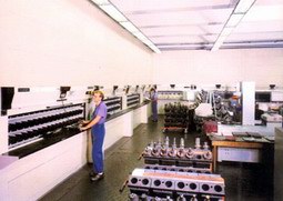 垂直回轉式貨柜存放了數控機床所需的刀具